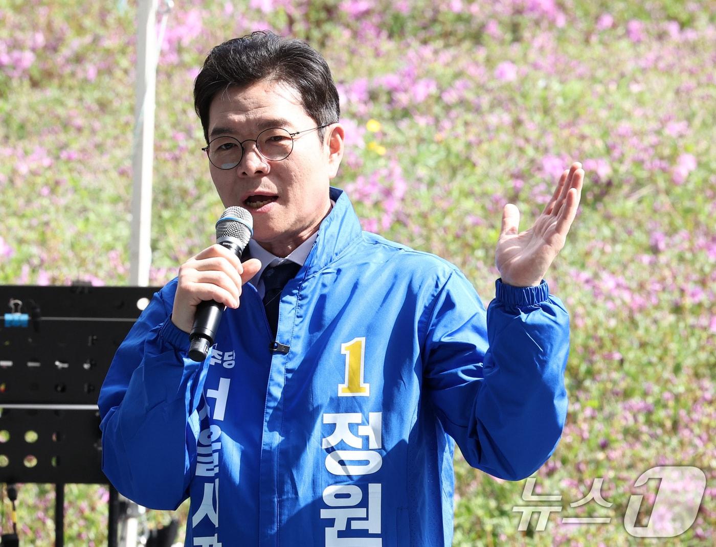 본문 이미지 - 정원오 더불어민주당 서울시장 후보가 19일 오후 서울 노원구 불암산 힐링타운에서 열린 불암산 철쭉제 현장을 방문해 시민들에게 인사말을 하고 있다. 2026.4.19 ⓒ 뉴스1 최지환 기자