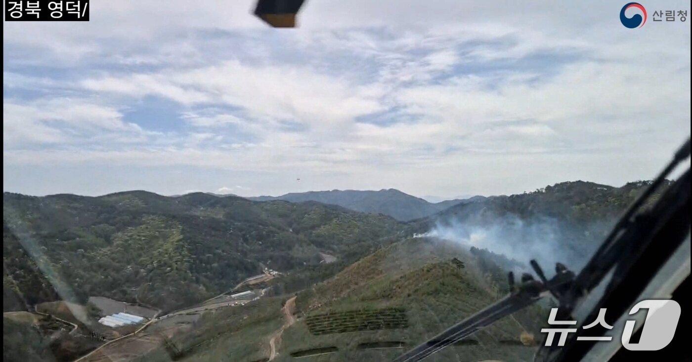 본문 이미지 - 19일 오전 10시 35분쯤 경북 영양군 수비면 오기리 야산에서 불이 나 진화헬기로 불을 끄고 있다.(산림청 제공. 재판매 및 DB 금지)2026.4.19/뉴스1