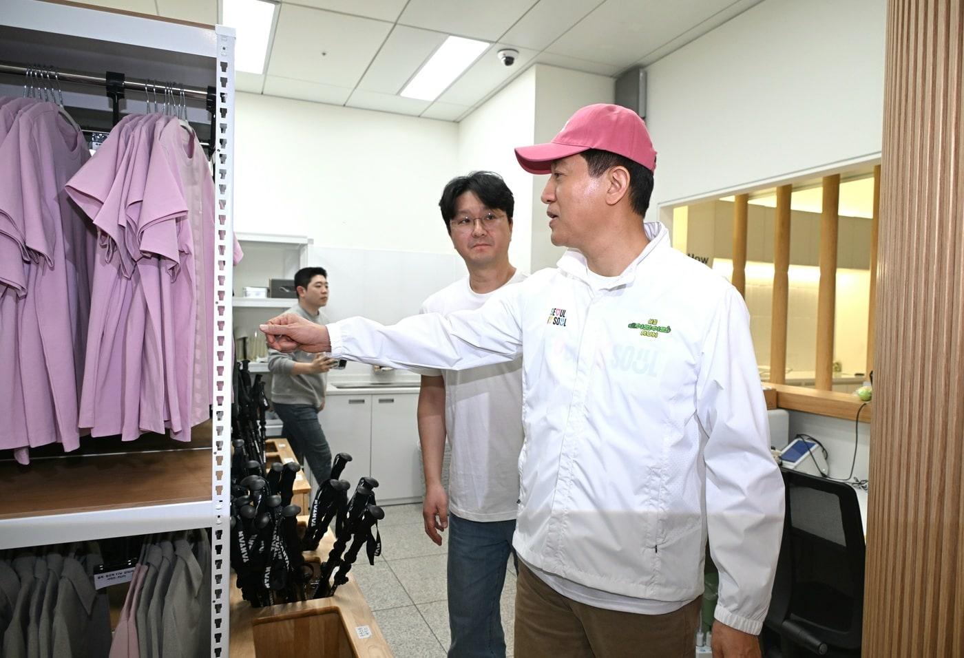 본문 이미지 - 오세훈 서울시장이 19일 서울등산관광센터 관악산점을 찾아 내부를 점검하고 있다.(서울시 제공)