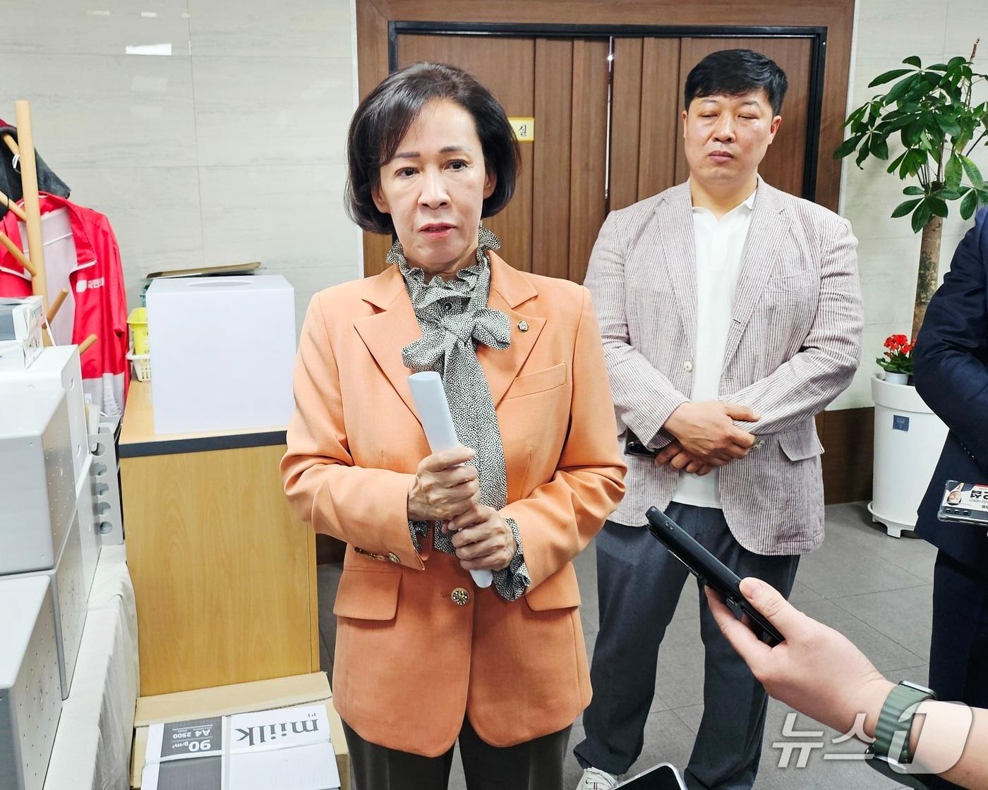 본문 이미지 - 이인선 국민의힘 대구시당 공천관리위원장이 19일 대구 수성구 국민의힘 대구시당에서 진행한 공관위 회의를 마친 뒤 취재진 질문에 답하고 있다. 2026.4.19/뉴스1 남승렬기자