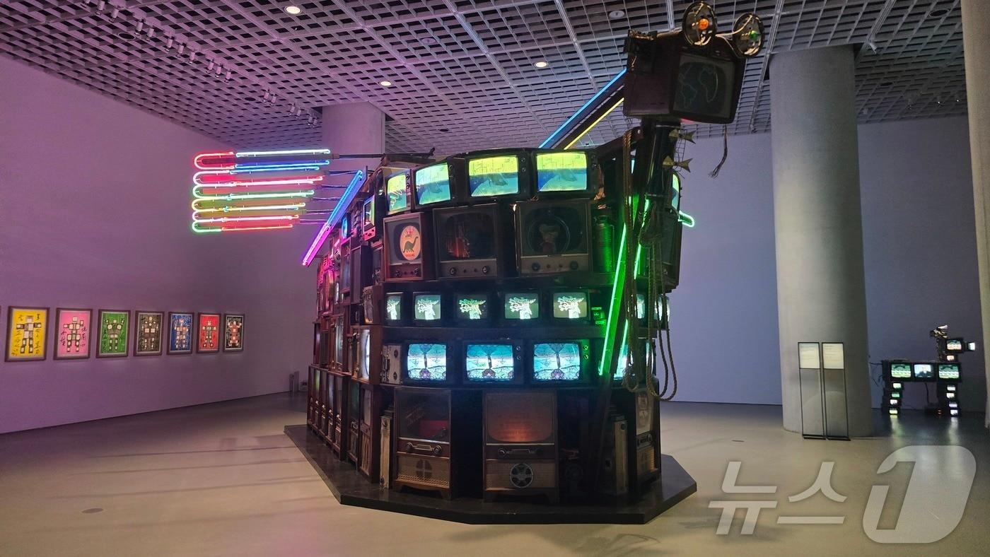 본문 이미지 - 아모레퍼시픽에서 진행 중인 현대미술 소장품 특별전. 백남준의 콘-티키.  ⓒ 뉴스1 최소망