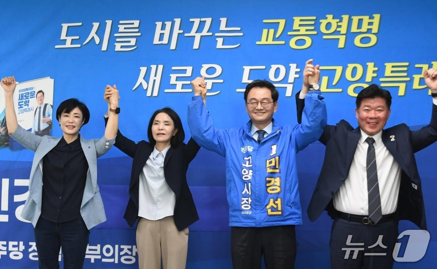 본문 이미지 - 지난 16일 오전 민경선 고양시장 예비후보 캠프에서 (왼쪽부터)이경혜, 이영아, 민경선, 최승원 예비후보가 원팀 구성 공동 입장문을 발표하고 기념촬영을 하고 있다. (민경선 선거캠프 제공, 재판매 및 DB금지)