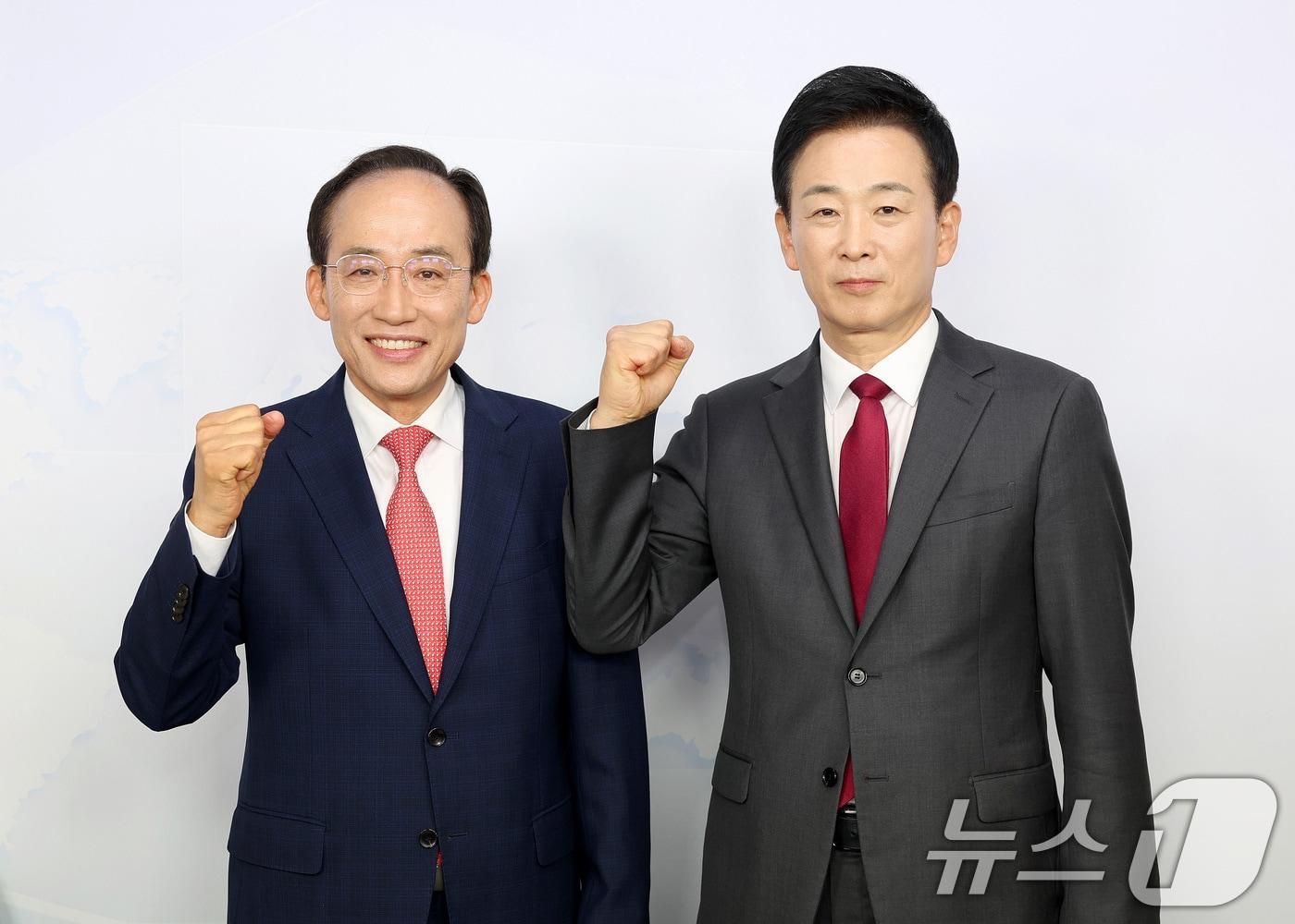 본문 이미지 - 19일 대구 중구 매일신문사 스튜디오에서 열린 '제9회 전국동시지방선거 국민의힘 대구시장 경선 비전토론회'에서 추경호 후보(왼쪽)와 유영하 후보가 본격적인 토론에 앞서 기념 촬영을 하고 있다. 2026.4.19 ⓒ 뉴스1 공정식 기자