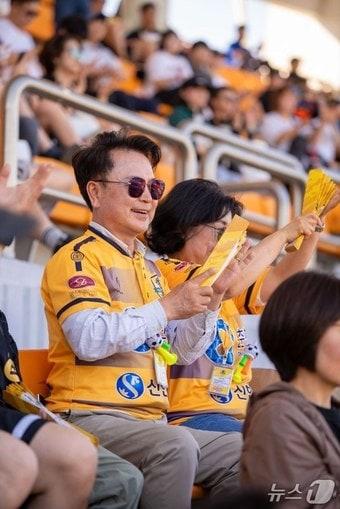 본문 이미지 - 육동한 더불어민주당 춘천시장 예비후보, 춘천시만축구단 경기 참석.(육 후보 측 제공, 재판매 및 DB 금지)