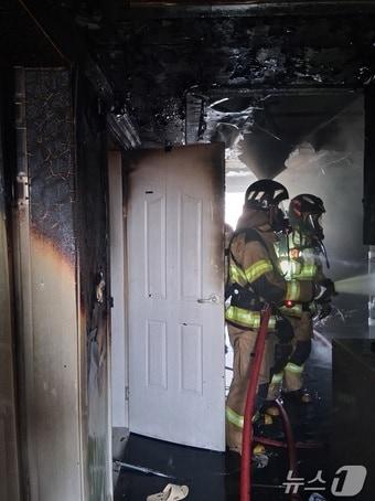 본문 이미지 - 19일 전남 영광군 영광읍 한 아파트에서 불이 나 진화 중이다.(전남소방본부 제공. 재배포 및 DB 금지)
