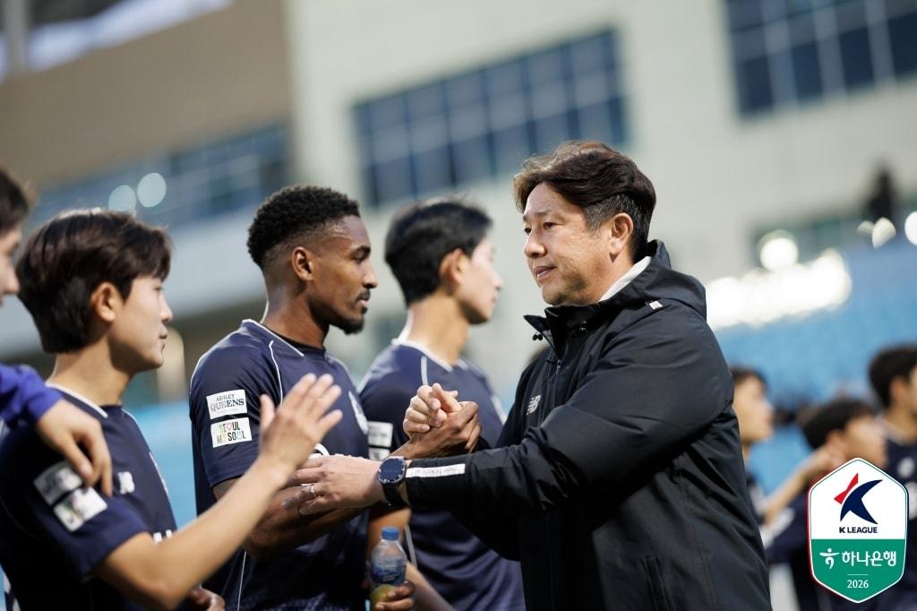 본문 이미지 - 서울 이랜드의 김도균 감독(오른쪽). (한국프로축구연맹 제공)