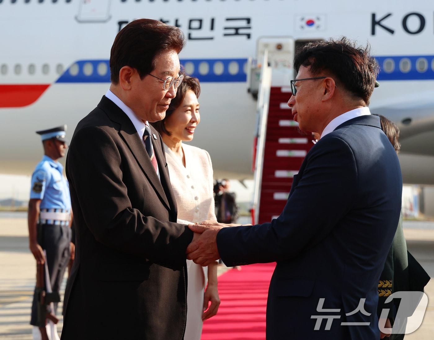 본문 이미지 - 인도 국빈 방문에 나선 이재명 대통령이 19일 뉴델리 팔람공항에서 환영객과 인사하고 있다. 2026.4.19 ⓒ 뉴스1 이재명 기자