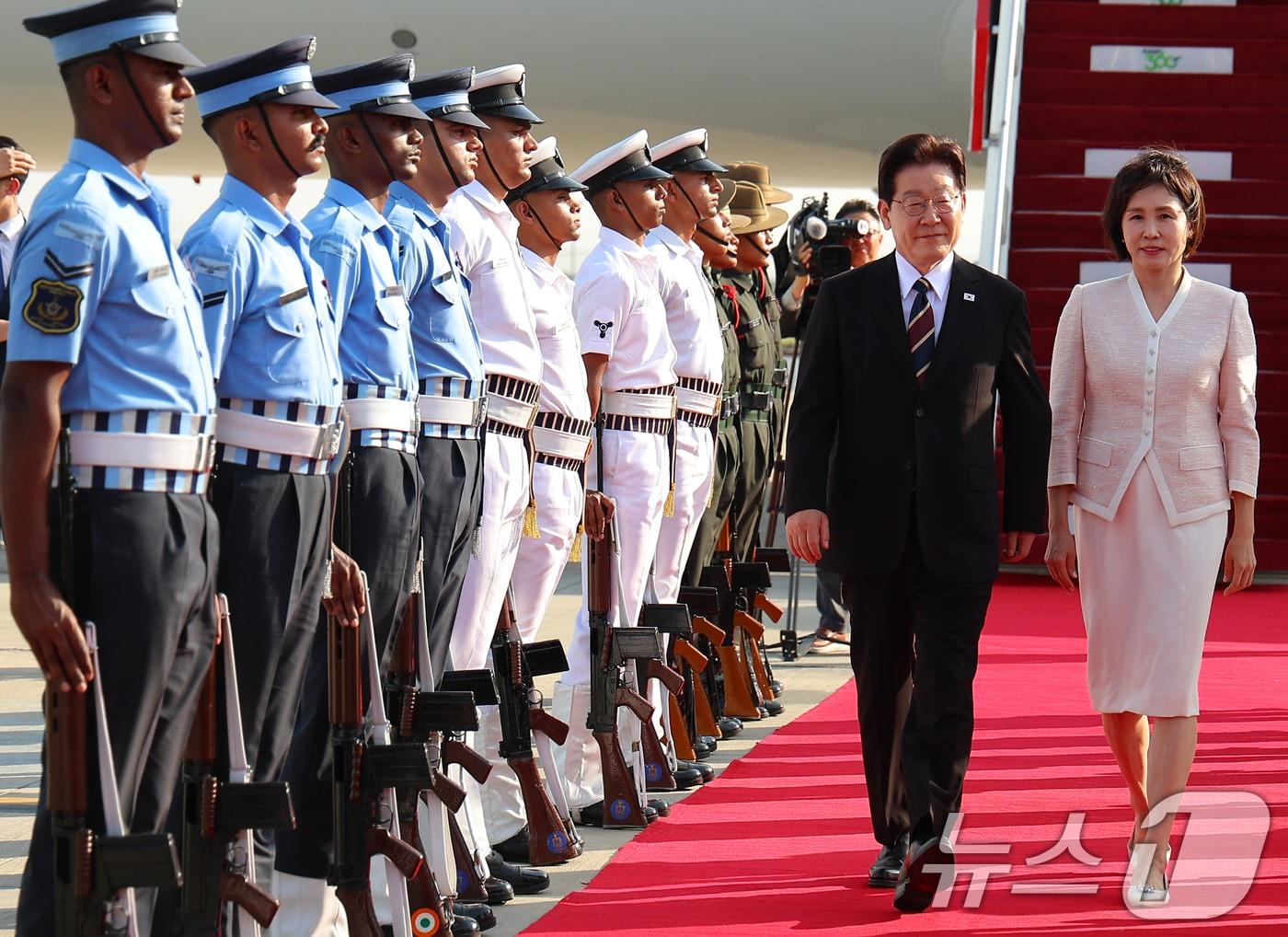 본문 이미지 - 인도 국빈 방문에 나선 이재명 대통령과 김혜경 여사가 19일 뉴델리 팔람공항에 도착한 공군 1호기에서 내려 이동하고 있다. 2026.4.19 ⓒ 뉴스1 이재명 기자