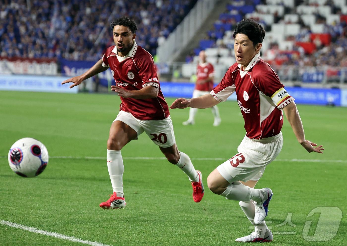 본문 이미지 - 19일 오후 경기 수원시 팔달구 수원월드컵경기장에서 열린 OGFC(더오리지날FC)와 수원 삼성과의 경기, 후반 OGFC 박지성이 공을 향해 달리고 있다. 2026.4.19 ⓒ 뉴스1 김진환 기자