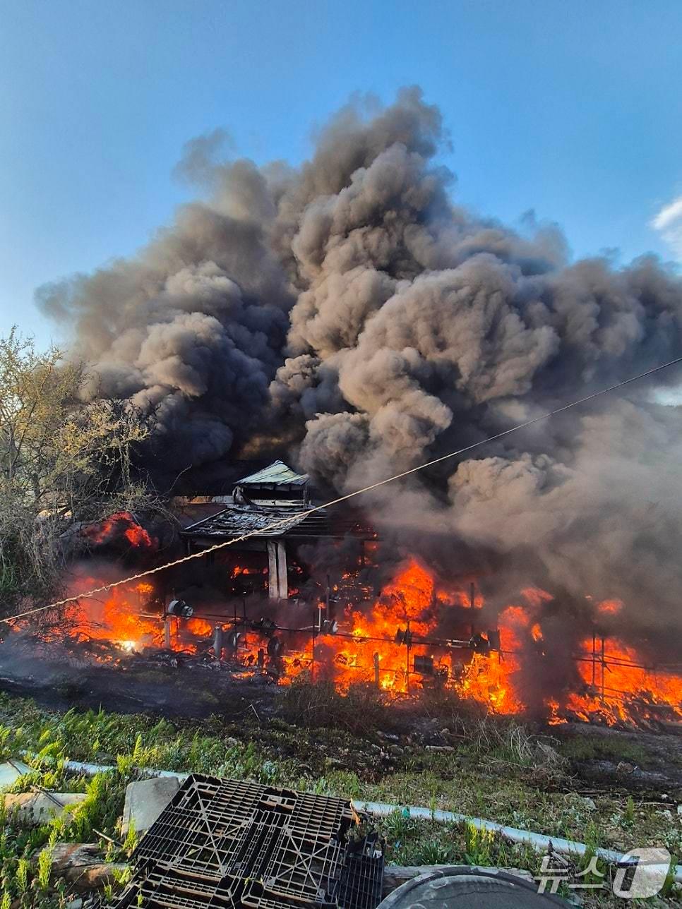 본문 이미지 -  논산 연산면 자동차 공업사 화재 현장. (논산소방서 제공, 재판매 및 DB금지) / 뉴스1