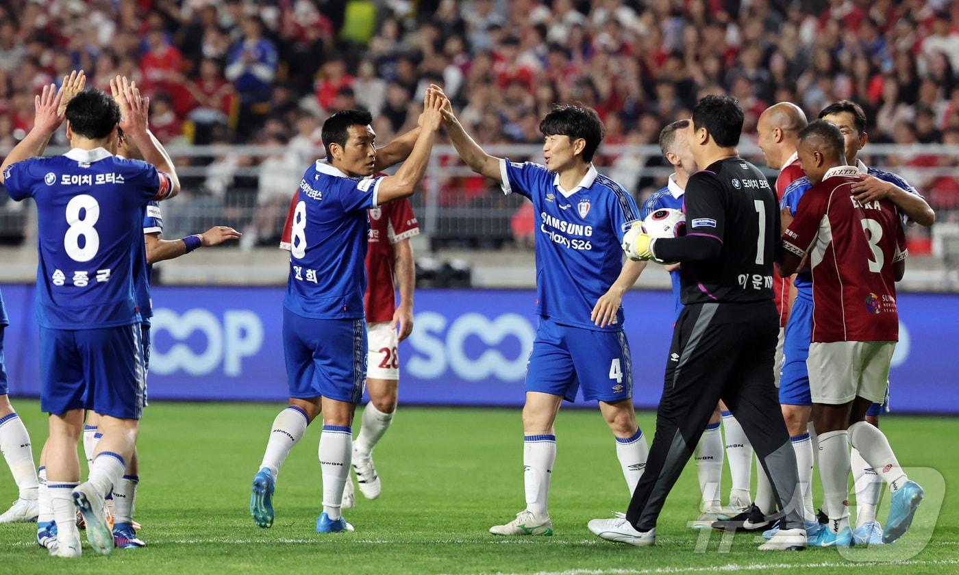 본문 이미지 - 19일 오후 경기 수원시 팔달구 수원월드컵경기장에서 열린 OGFC(더오리지날FC)와 수원 삼성과의 경기, 1대0 승리를 거둔 수원 삼성 김두현과 조원희가 기쁨을 나누고 있다. 2026.4.19 ⓒ 뉴스1 김진환 기자
