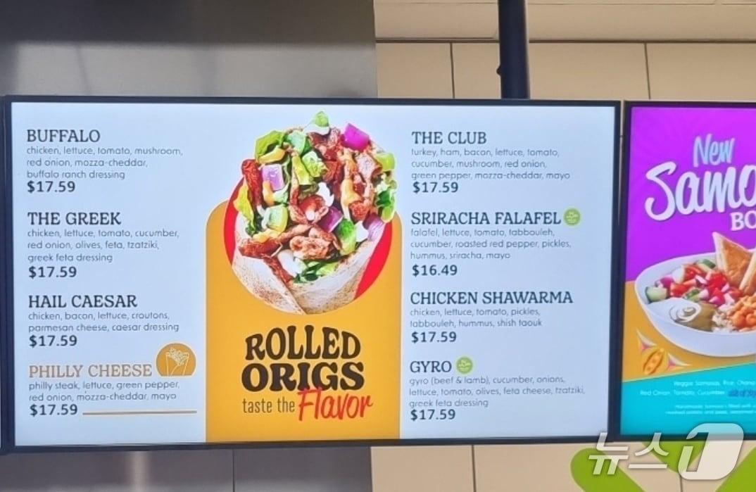 본문 이미지 - 미국 워싱턴DC의 한 패스트푸드점 샌드위치 단품  가격이 17.59달러에 달하는 모습이다. 결제수수료까지 포함하면 원화 기준 2만 5000원이 넘는다.2026.4.19 ⓒ 뉴스1 이강 기자