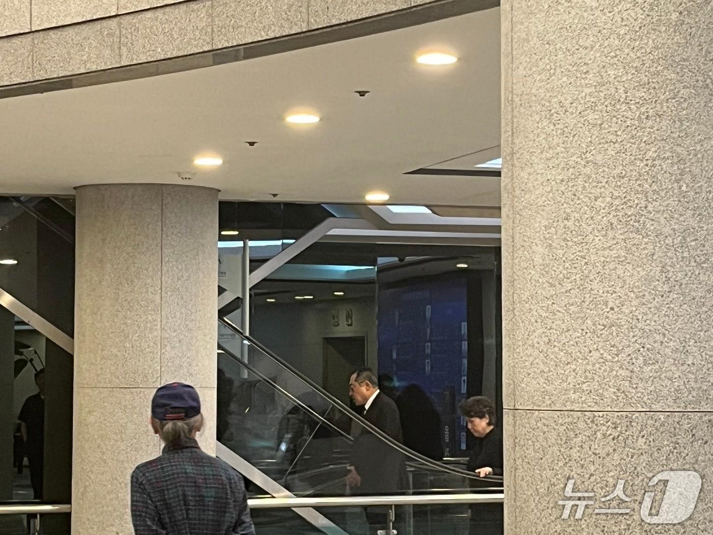 본문 이미지 - 구자열 LS이사회 의장이 19일 오후 8시38분 쯤 구자은 LS회장의 모친인 고(故) 유한선 여사의 빈소가 마련된 서울아산병원을 찾아 조문했다./뉴스1