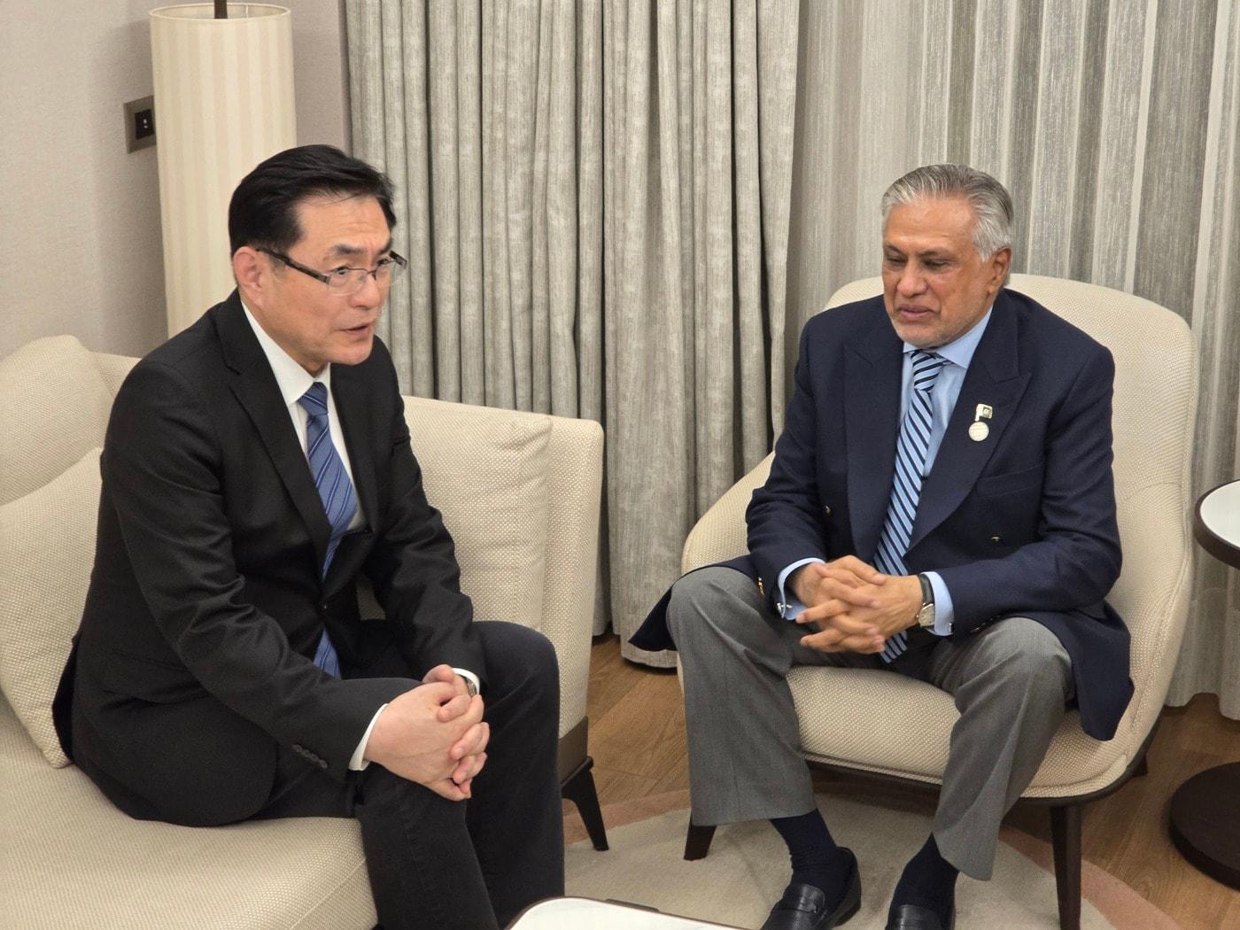 본문 이미지 - 정연두 외교전략정보본부장이 이달 18~19일 튀르키예 남부 안탈리아에서 개최된 '제5차 안탈리아 외교포럼'에 참석했다. 다르 파키스탄 부총리 겸 외교장관(오른쪽) (외교부 제공) 