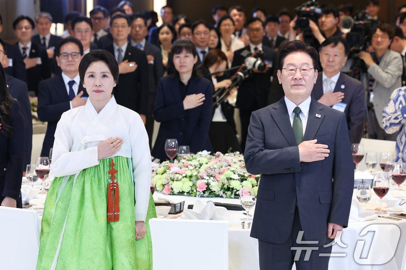 본문 이미지 - 인도를 국빈 방문 중인 이재명 대통령과 김혜경 여사가 19일 뉴델리의 한 호텔에서 열린 동포 만찬 간담회에서 국민의례를 하고 있다. 2026.4.19 ⓒ 뉴스1 이재명 기자