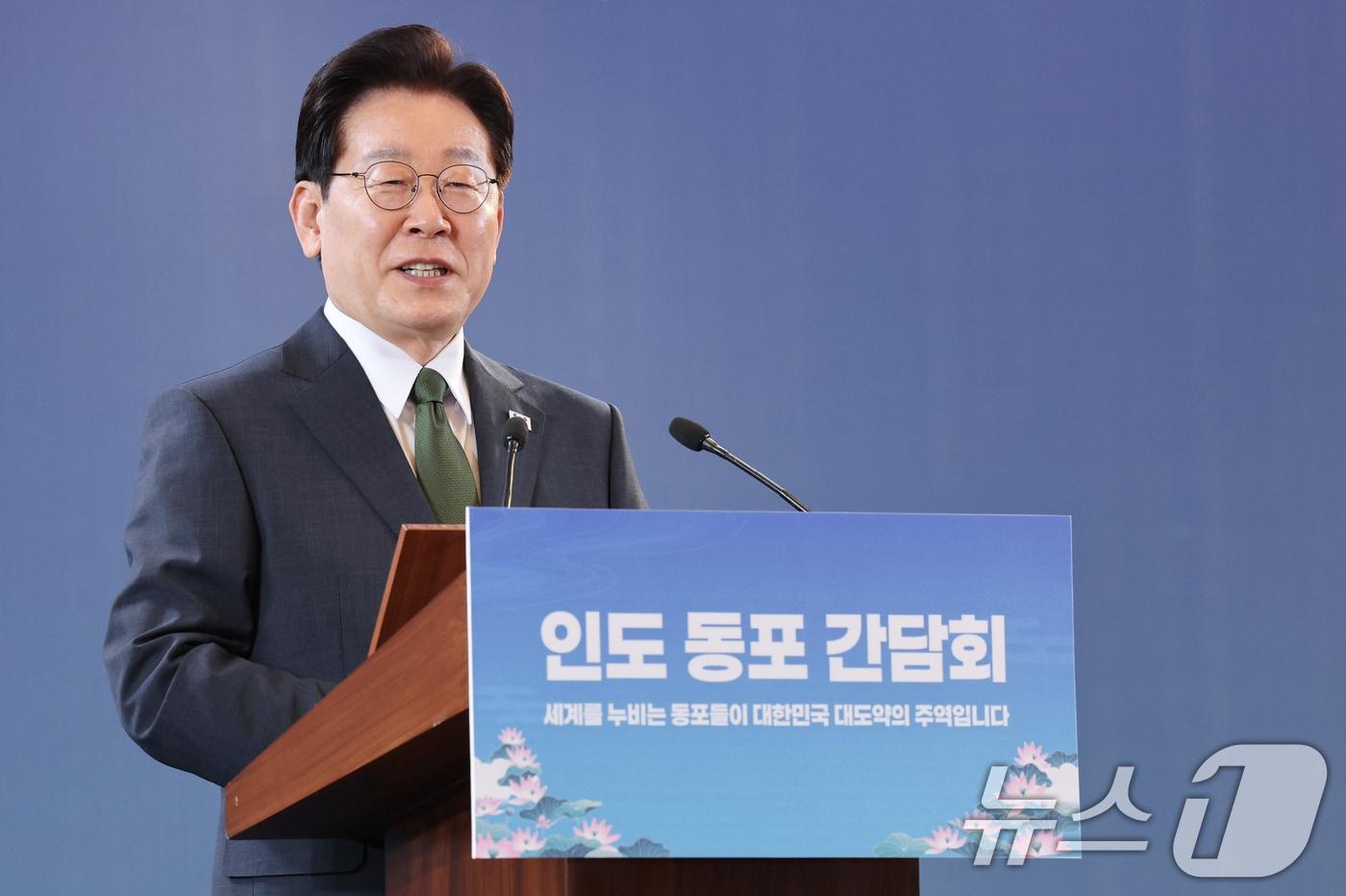 본문 이미지 - 인도를 국빈 방문 중인 이재명 대통령이 19일 뉴델리의 한 호텔에서 열린 동포 만찬 간담회에서 인사말을 하고 있다. 2026.4.19 ⓒ 뉴스1 이재명 기자