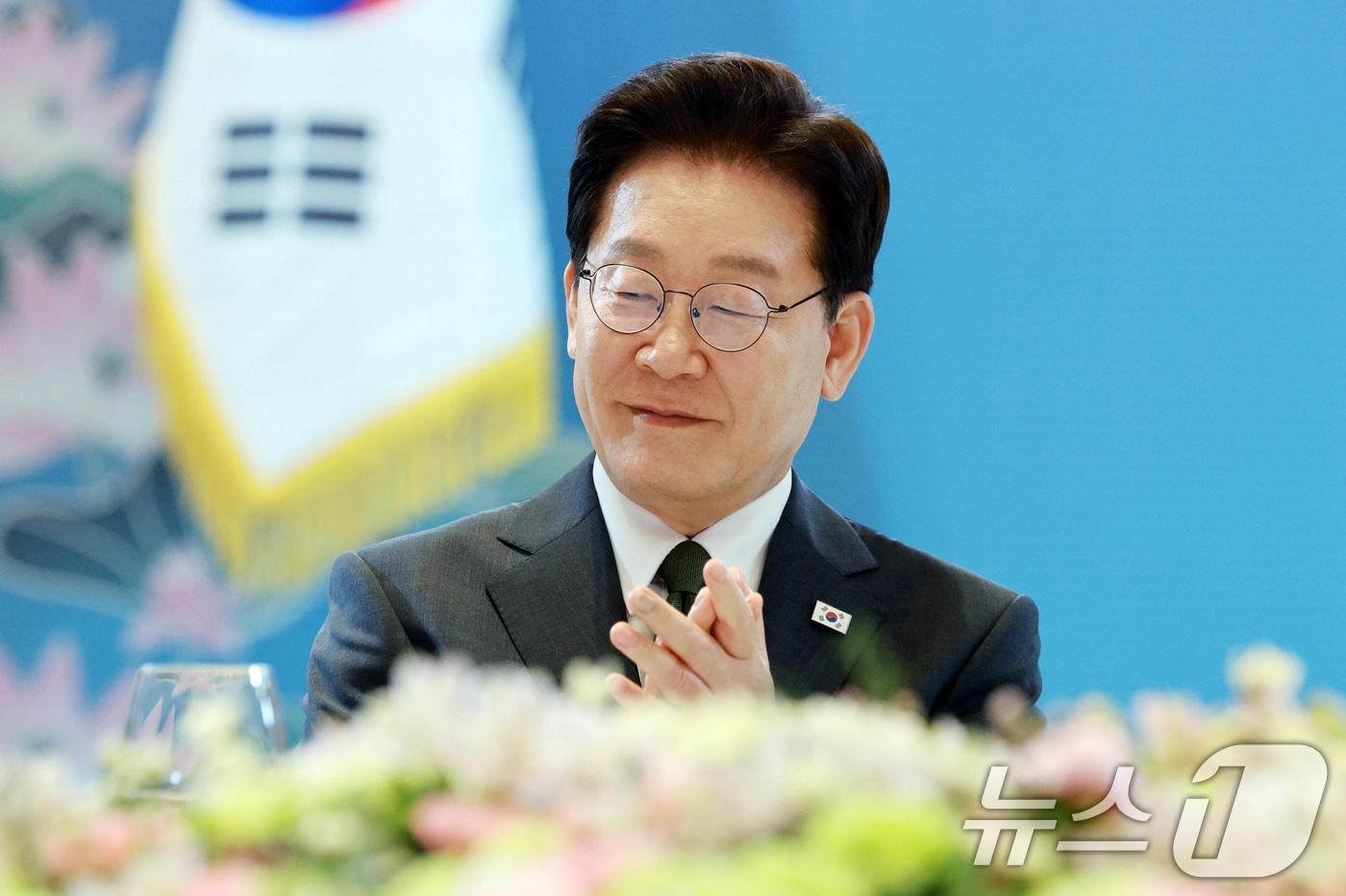 본문 이미지 - 인도를 국빈 방문 중인 이재명 대통령이 19일 뉴델리의 한 호텔에서 열린 동포 만찬 간담회에서 재인도 한인회 총연합회장의 환영사에 박수를 치고 있다. 2026.4.19 ⓒ 뉴스1 이재명 기자