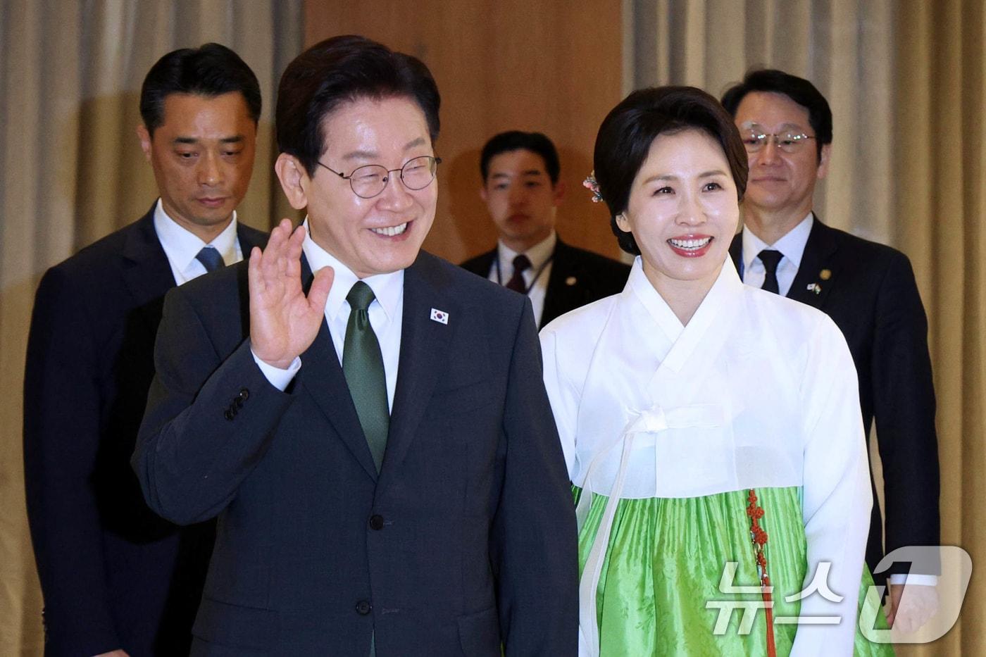 본문 이미지 - 인도를 국빈 방문 중인 이재명 대통령과 김혜경 여사가 19일 뉴델리의 한 호텔에서 열린 동포 만찬 간담회에 입장하고 있다. 2026.4.19 ⓒ 뉴스1 이재명 기자