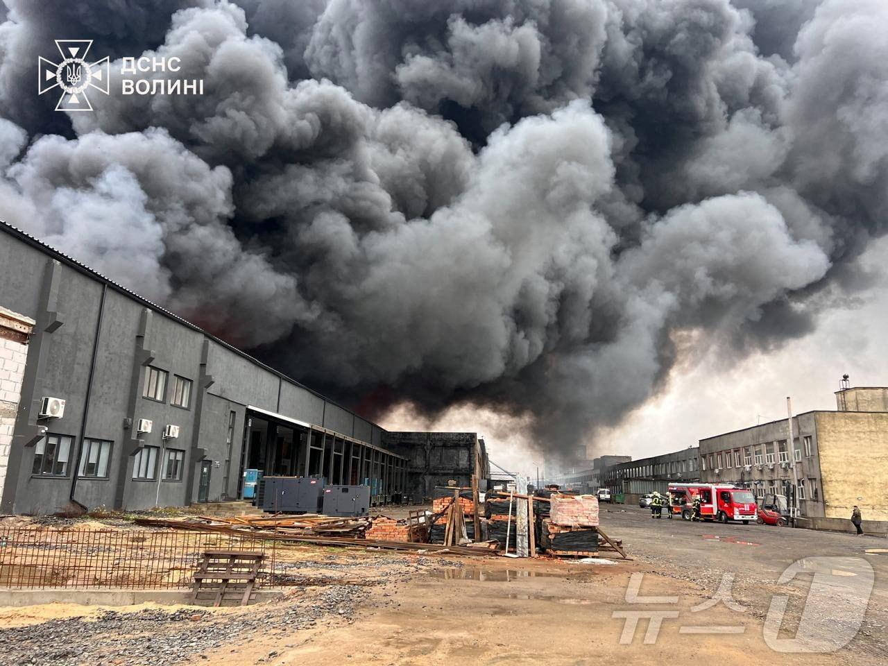본문 이미지 - 1일(현지시간) 우크라이나 루츠크에서 러시아의 드론 공격으로 발생한 화재를 소방대원들이 진압하고 있다. ⓒ 로이터=뉴스1