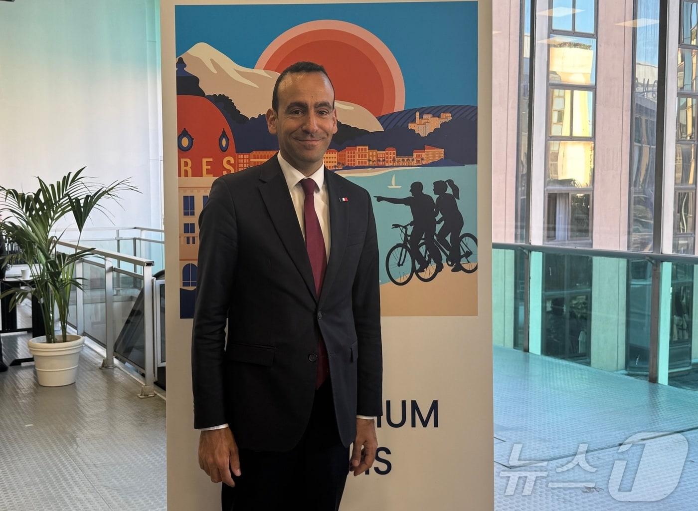 본문 이미지 - 아담 우부이 프랑스관광청장이 1일 오전(현지시간) 프랑스 니스 팔레 데 엑스포지시옹에서 열린 '랑데부 프랑스 2026' 국제 기자간담회에서 사진 촬영을 하고 있다. ⓒ 뉴스1 윤슬빈 관광전문기자