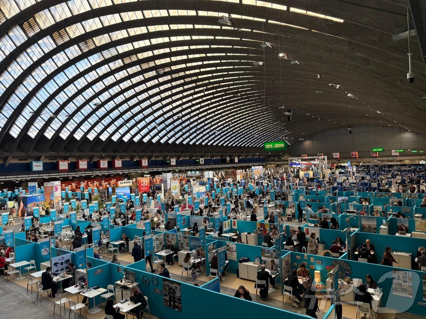 본문 이미지 - 1일(현지시간)  프랑스 니스 박람회장인 '팔레 데 엑스포지시옹'에서 열린 랑데부 프랑스 2026 ⓒ 뉴스1 윤슬빈 관광전문기자