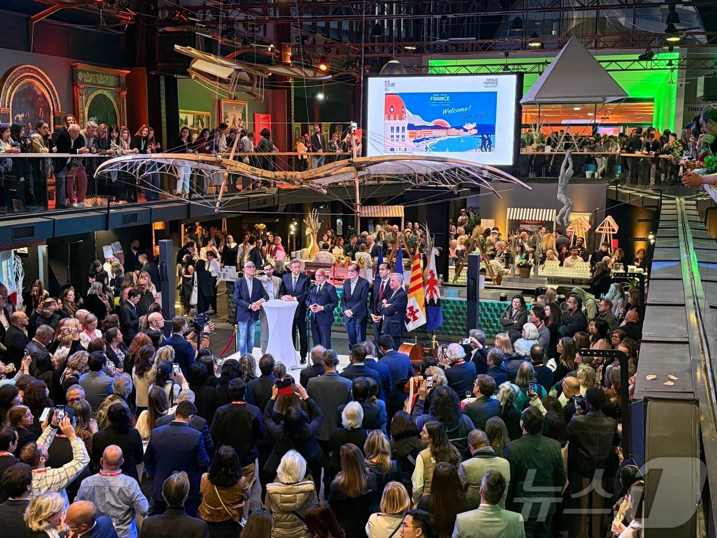 본문 이미지 - 과거 기차역이자, 현재 니스의 대표적 복합문화공간인 '가르 뒤 쉬드'(Gare du Sud)를 통대관해서 진행한 사전 저녁 행사ⓒ 뉴스1 윤슬빈 관광전문기자