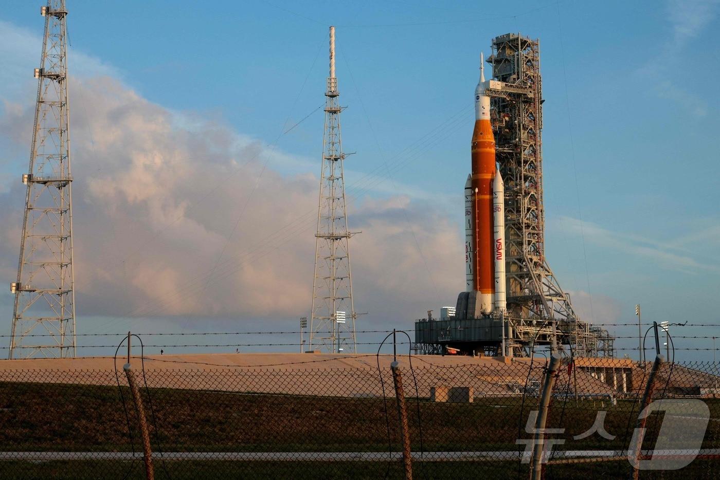 본문 이미지 - 발사 대기 중인 아르테미스 2호.ⓒ AFP=뉴스1