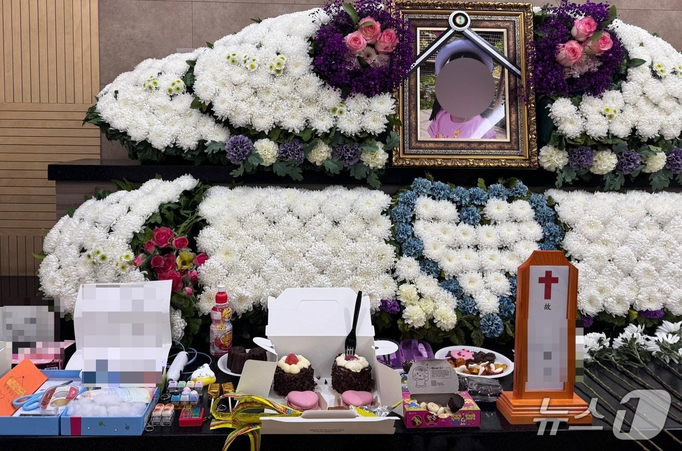 본문 이미지 - 울산의 한 아파트 단지 안에서 횡단보도를 건너다 차에 치여 숨진 초등학생 고(故) 이 모 양(7)의 빈소가 지난 1일 울산의 한 병원 장례식장에 차려져 있다.2026.4.1.ⓒ 뉴스1 김세은 기자