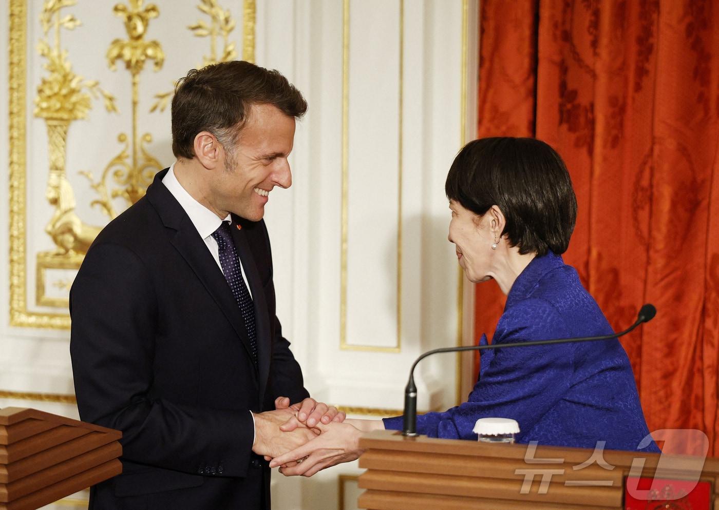 본문 이미지 - 다카이치 사나에 일본 총리(오른쪽)가 1일 도쿄를 찾은 에마뉘엘 마크롱 프랑스 대통령과 공동 기자회견 중 악수를 나누고 있다. 2026.4.1 ⓒ 로이터=뉴스1