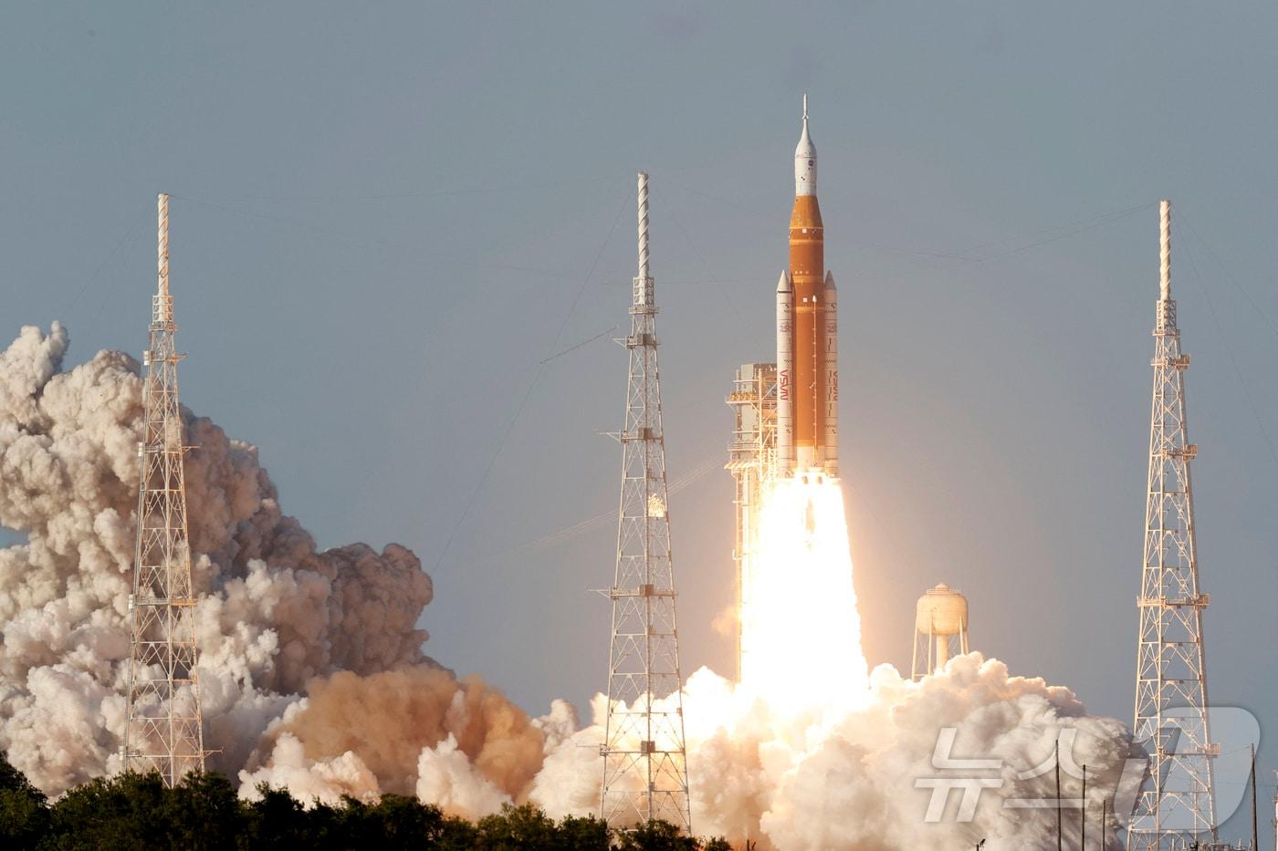 본문 이미지 - 54년 만에 다시 달로 향하게 되는 유인 우주선 아르테미스 2호가 2일 오전(한국시간) 미국 플로리다주 케이프 캐너버럴의 케네디 우주센터에서 발사되고 있다. ⓒ 로이터=뉴스1