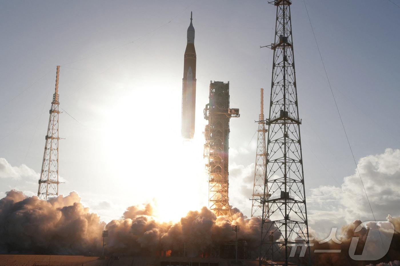 본문 이미지 - 2일(한국시간) 미국 미국 플로리다주 케이프 캐너버럴의 케네디 우주센터에서 아르테미스 2호 로켓이 발사되고 있다. 아르테미스 2호는 달에 착륙하지는 않고 달의 뒷면을 지나 다시 지구로 귀환한다. 이 과정에서 심우주 통신, 오리온 우주선의 생명 유지 장치 등을 점검한다. 달 궤도로 우주비행사들을 보내는 것은 지난 1972년 아폴로 17호의 달 탐사 이후 54년만이다. ⓒ 로이터=뉴스1