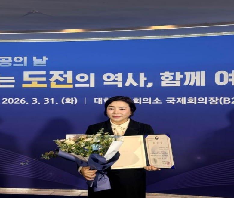 본문 이미지 - 이조앤 카이젠 다이닝 그룹(Kaizen Dining Group) 대표이사가 지난달 31일 서울 중구 대한상공회의소 국제회의장에서 열린 '제53회 상공의 날' 기념식에서 산업통상부 장관 표창을 수상한 뒤 기념사진을 찍고 있다.(카이젠 다이닝 그룹 제공)