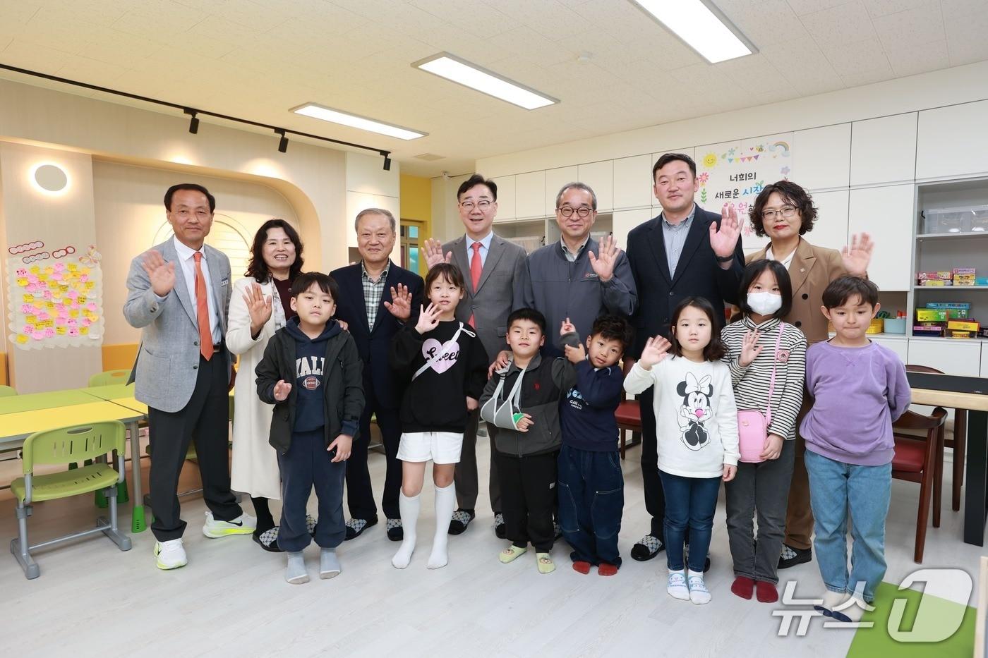 본문 이미지 - 맑은봄,터 조성 기념사진 촬영(한화그룹 제공)