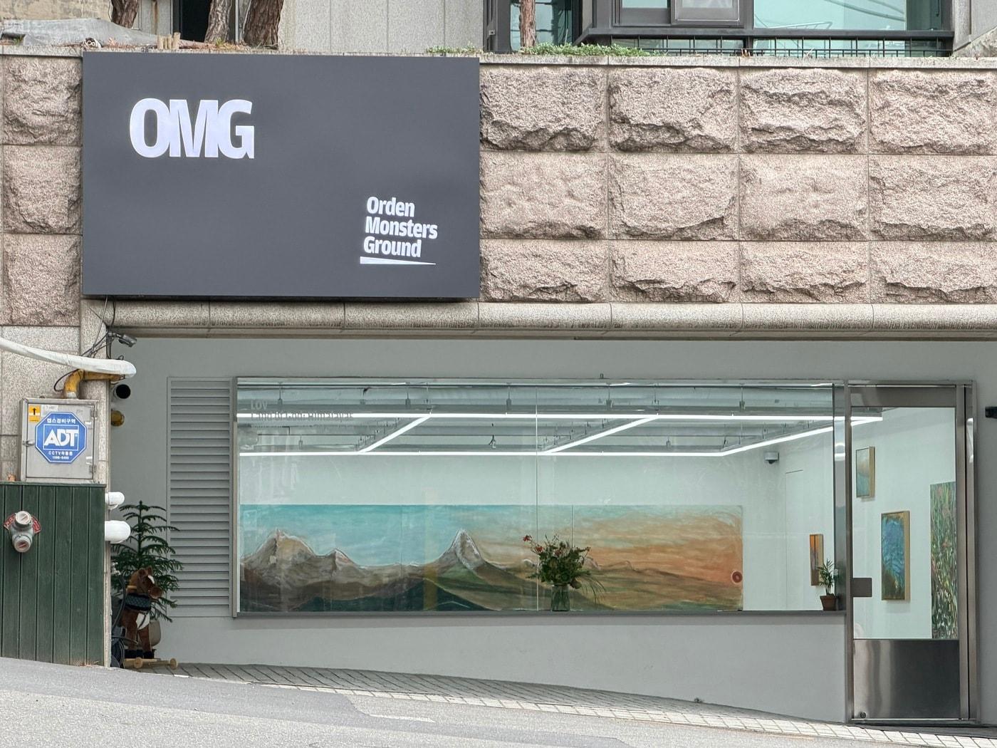 본문 이미지 - 로브 개인전 '신의 땅: 히말라야'가 개최되고 있는 OMG 전경 (OMG 제공)