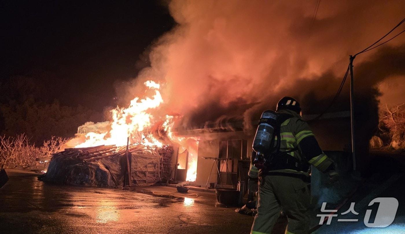 본문 이미지 - 1일 오후 9시 18분쯤 경북 김천시 지례면 신평리 한 단독주택에서 불이나 진화대원들이 불을끄고 있다.(경북소방본부 제공. 재판매 및 DB 금지)2026.4.2/뉴스1