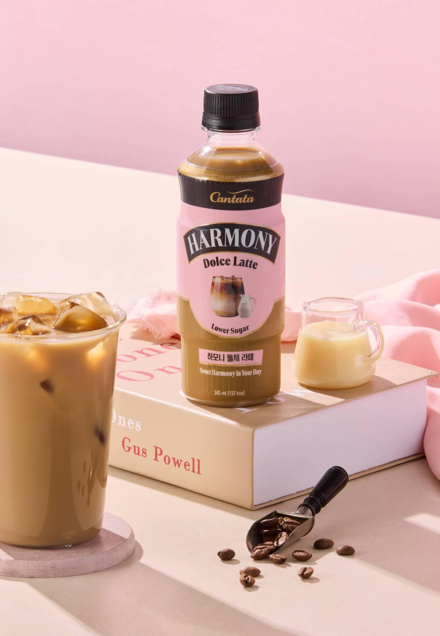 본문 이미지 - 칸타타 하모니 돌체라떼 제품 사진.(롯데칠성음료 제공)