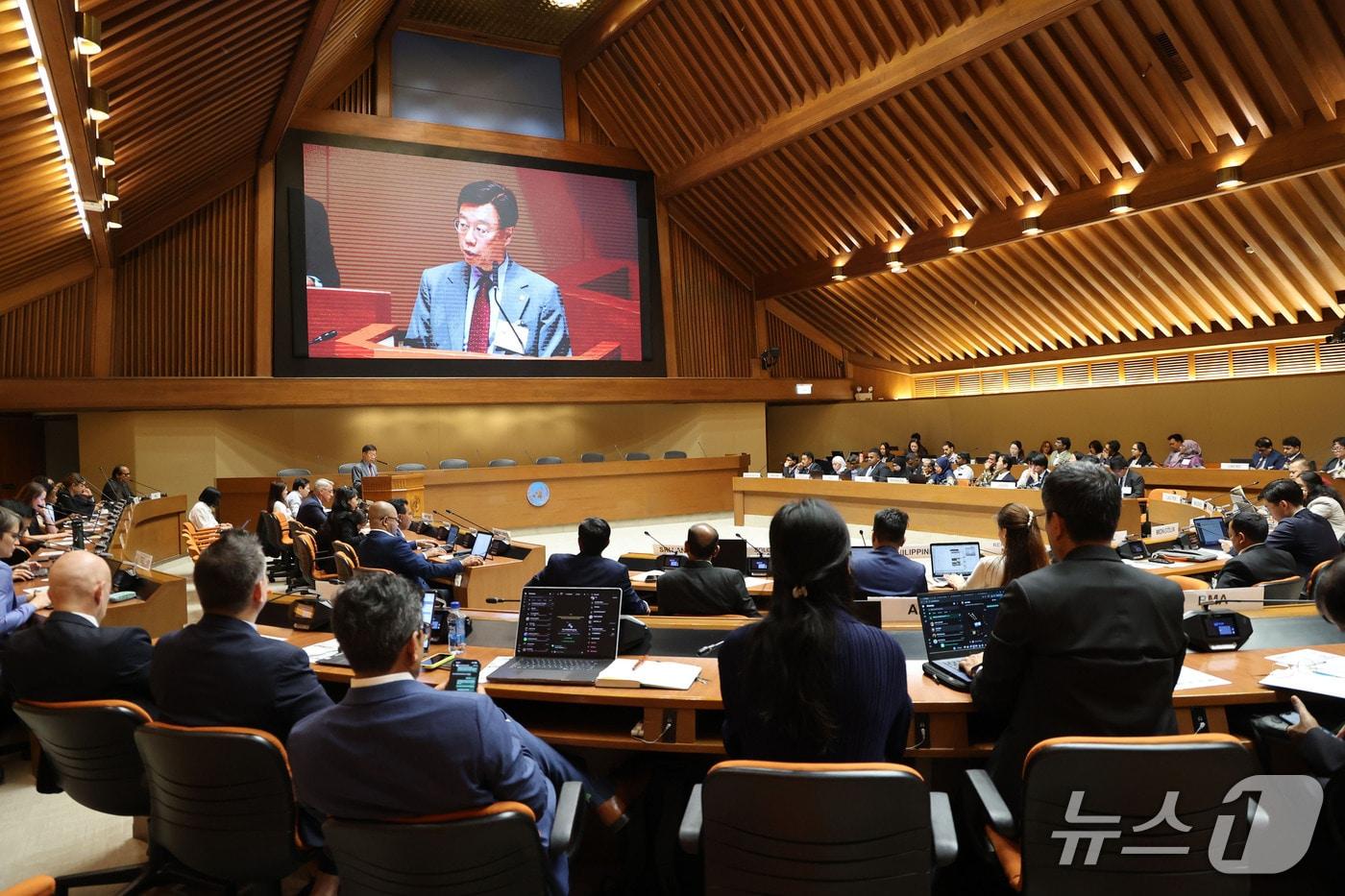 본문 이미지 - 신상진 성남시장이 지난달 16일 태국 방콕 유엔콘퍼런스센터에서 열린 유엔지역개발센터(UNCRD) 지속가능교통(EST) 아시아지역 회의에서 성남형 미래 모빌리티 정책을 발표하고 있다.(제공. 재판매 및 DB금지)/뉴스1