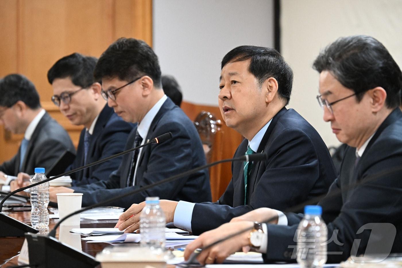 본문 이미지 - 구윤철 부총리 겸 재정경제부 장관이 2일 서울 중구 은행연합회에서 열린 시장상황점검회의를 주재하고 있다. (재정경제부 제공. 재판매 및 DB 금지) 2026.4.2 ⓒ 뉴스1
