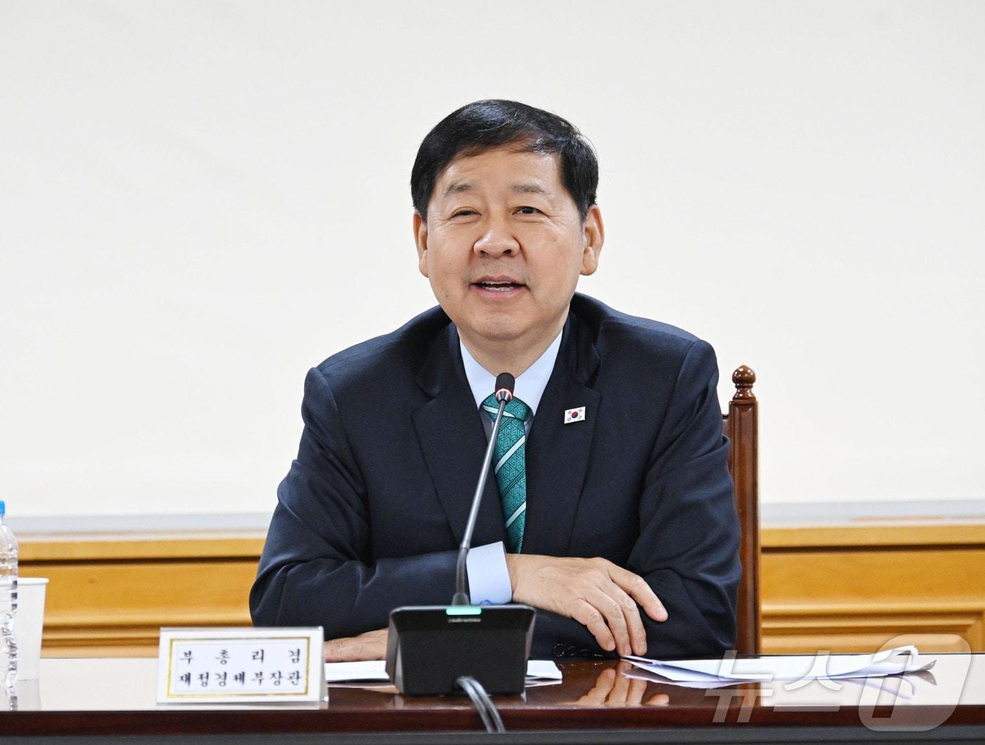 본문 이미지 - 구윤철 부총리 겸 재정경제부 장관이 2일 서울 중구 은행연합회에서 열린 시장상황점검회의를 주재하고 있다. (재정경제부 제공. 재판매 및 DB 금지) 2026.4.2 ⓒ 뉴스1