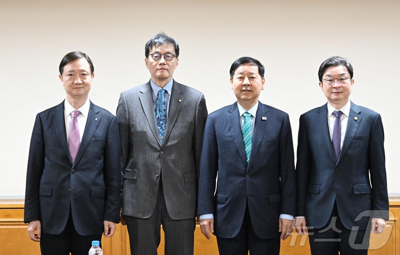 본문 이미지 - 구윤철 부총리 겸 재정경제부 장관이 2일 서울 중구 은행연합회에서 열린 시장상황점검회의에서 이찬진 금융감독원장, 이창용 한국은행 총재, 이억원 금융위원장과 기념촬영을 하고 있다. (재정경제부 제공. 재판매 및 DB 금지) 2026.4.2 ⓒ 뉴스1