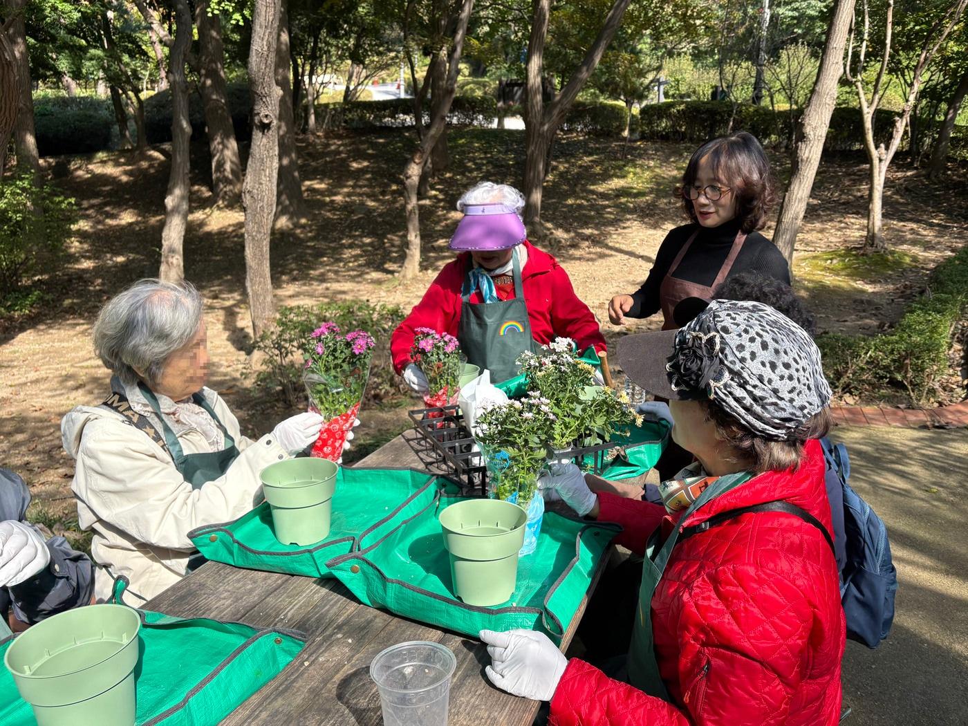본문 이미지 - 기억숲산책 프로그램 운영(서울시 제공)