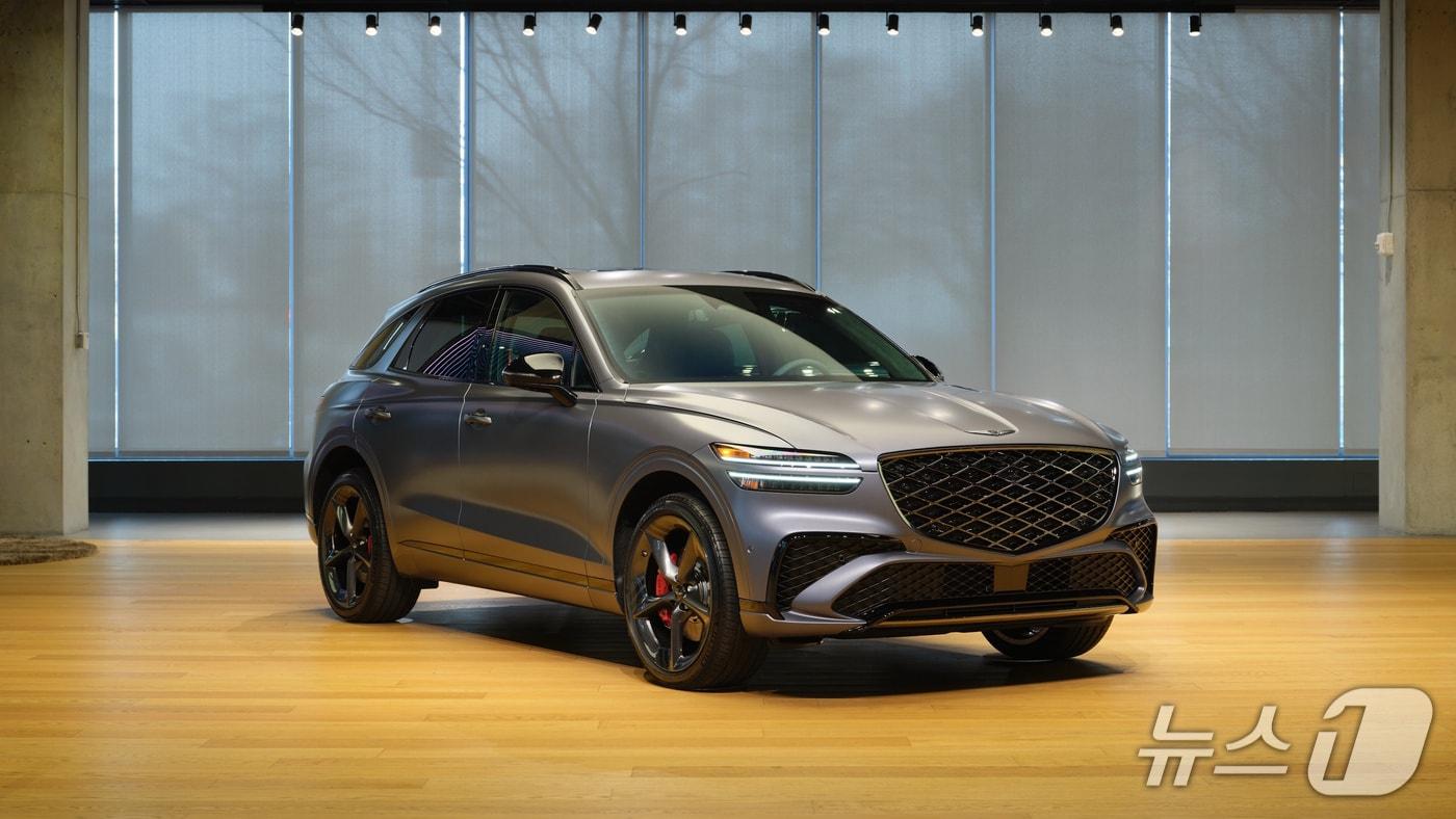 본문 이미지 - 미국 뉴욕 '제이콥 재비츠 컨벤션 센터'에서 1일(현지시각) 개막한 '2026 뉴욕 국제 오토쇼'에서 제네시스 중형 SUV 'GV70'의 그래파이트 에디션에 세계 최초로 공개된 모습(현대자동차그룹 제공). 2026.4.1.