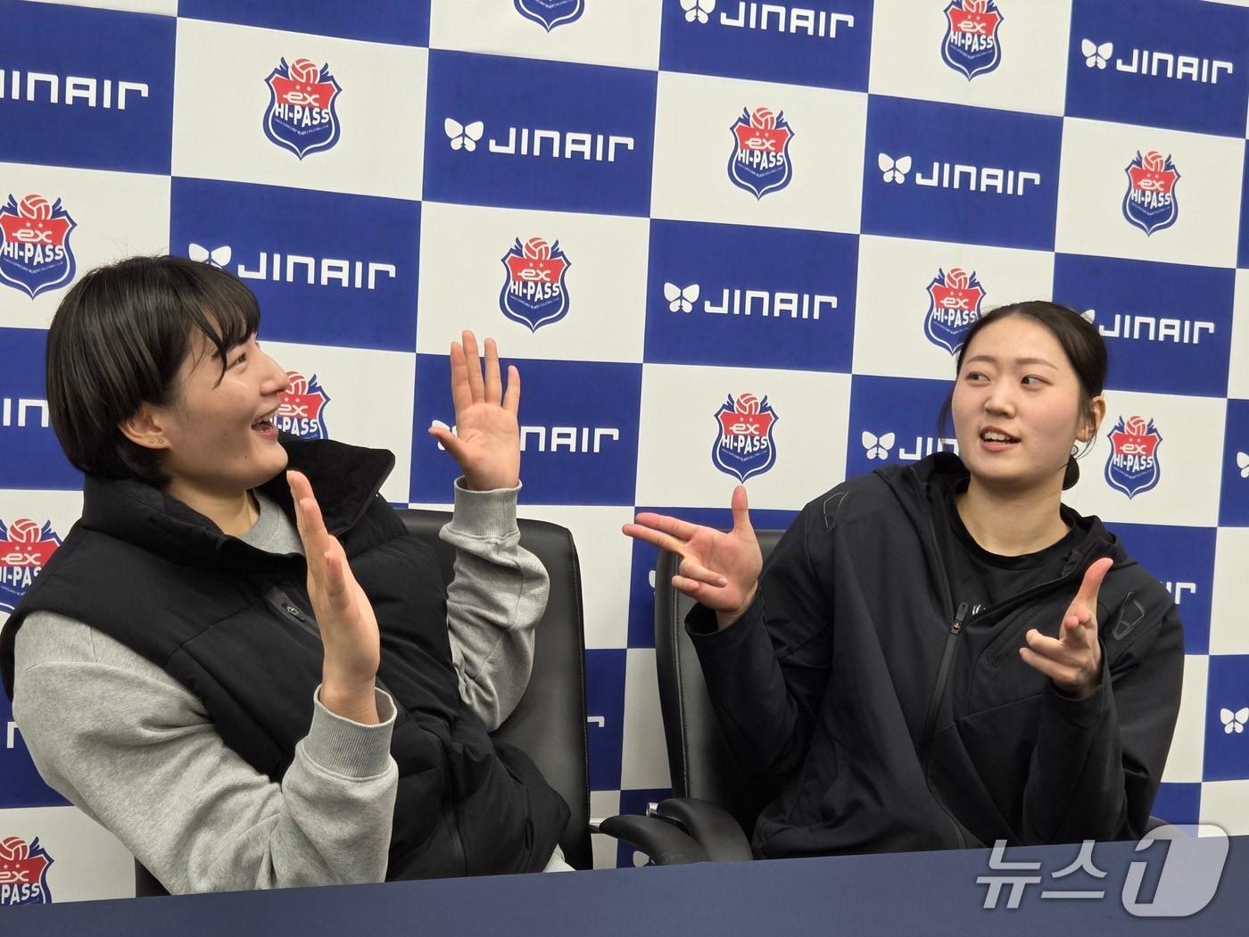 본문 이미지 - 재미있는 표정으로 권총을 쏘는  권민지(오른쪽)와 이를 받아주는 최가은(왼쪽)ⓒ News1 안영준 기자