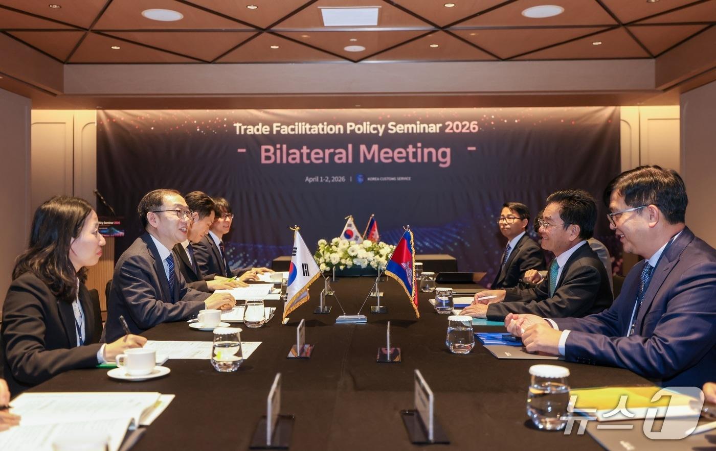 본문 이미지 - 이명구 관세청장(왼쪽 두번째)이 서울에서 쿤념 캄보디아 관세소비세총국장(오른쪽 두번째)과 합동단속 작전 협력 약정을 체결하고 있다.(관세청 제공.재판매 및 DB금지)/뉴스1