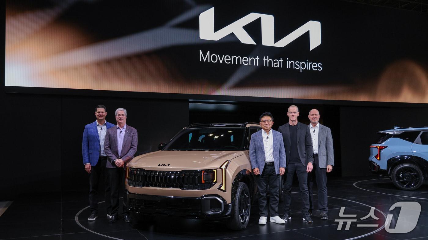 본문 이미지 - 셀토스 X-Line 앞에서 기아 북미권역 관계자들이 기념촬영을 하고 있는 모습. (왼쪽부터) 에릭 왓슨 기아 미국법인 영업담당 부사장, 러셀 와거 기아 미국법인 마케팅담당 부사장, 윤승규 기아 북미권역본부장 및 미국판매법인장 사장, 커트 칼 기아 미국 디자인센터 수석 디자이너, 오스 헤드릭 기아 미국법인 상품담당 디렉터. (기아 제공)