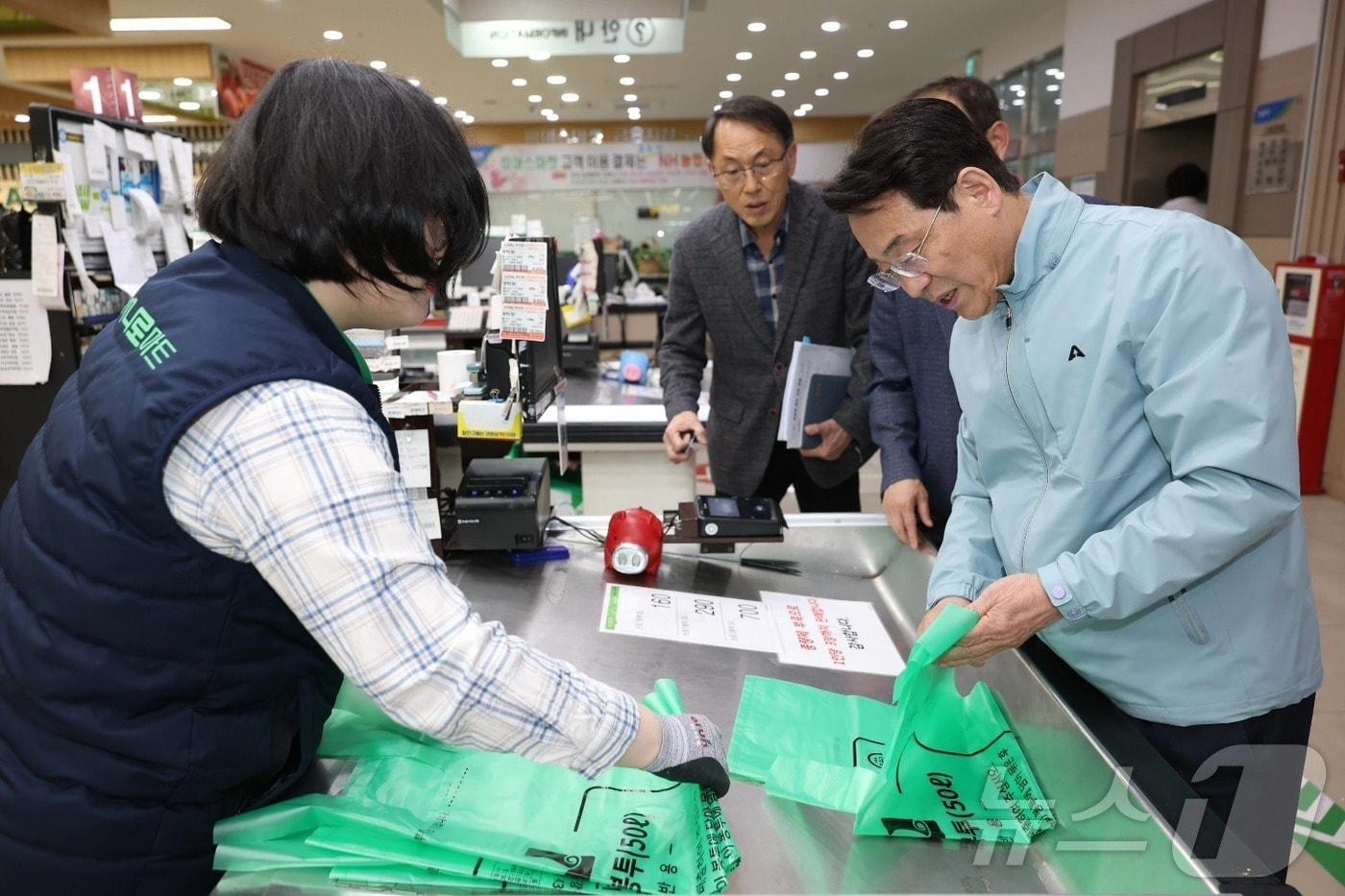본문 이미지 - 강진원 전남 강진군수가 종량제 봉투 판매 상황을 점검하고 있다.(강진원 제공, 재배포 및 DB 금지) ⓒ 뉴스1