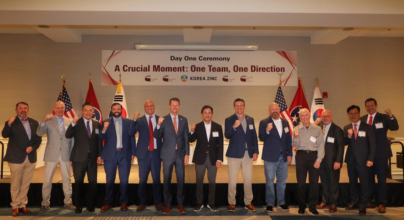 본문 이미지 - 고려아연이 1일(현지시각) 미국 내 통합 제련소 건설 프로젝트인 '프로젝트 크루서블'의 첫걸음을 알리는 공식 기념식을 개최했다. 최윤범 고려아연 회장(사진 가운데)이 회사 및 미국 현지 관계자들과 기념촬영을 하고 있다. (고려아연 제공)