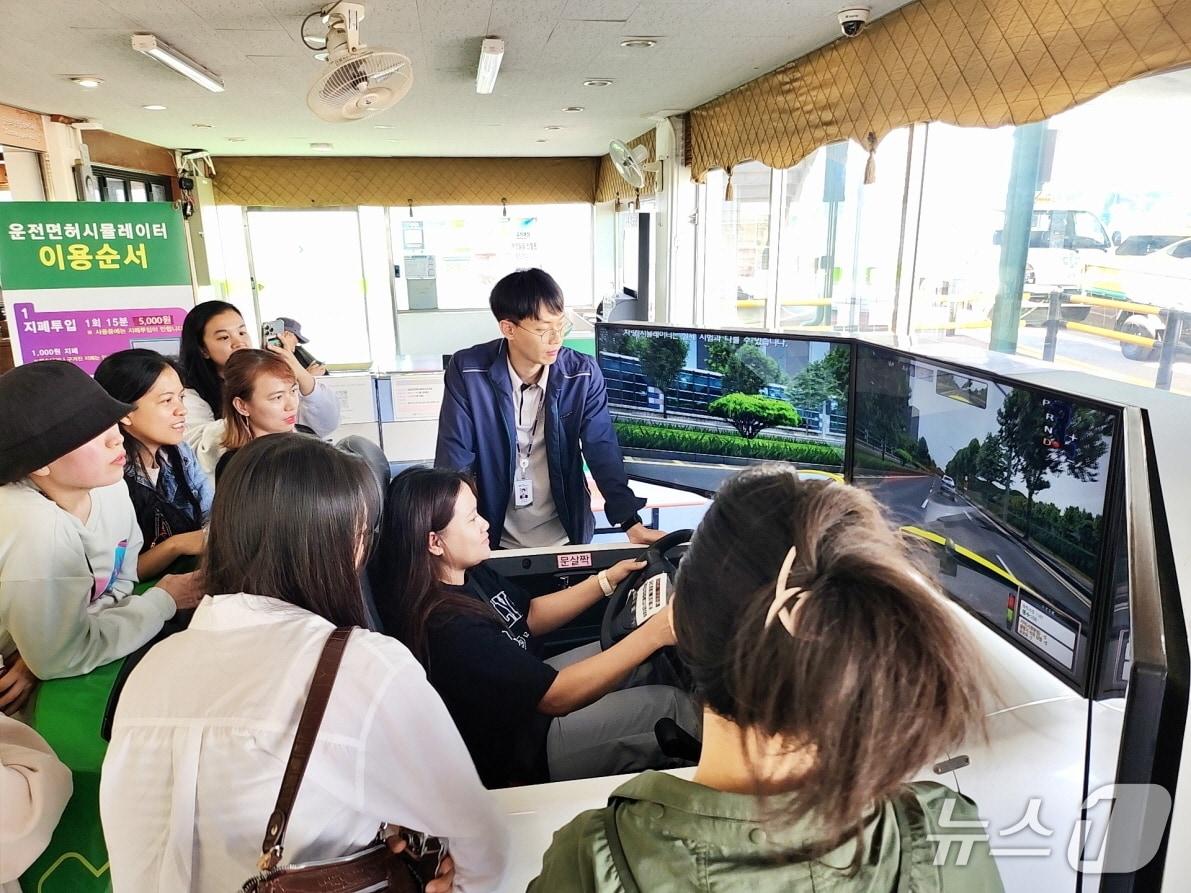 본문 이미지 - 외국인주민 운전면허 교육 모습.(대전사회서비스원 제공. 재판매 및 DB금지)/뉴스1