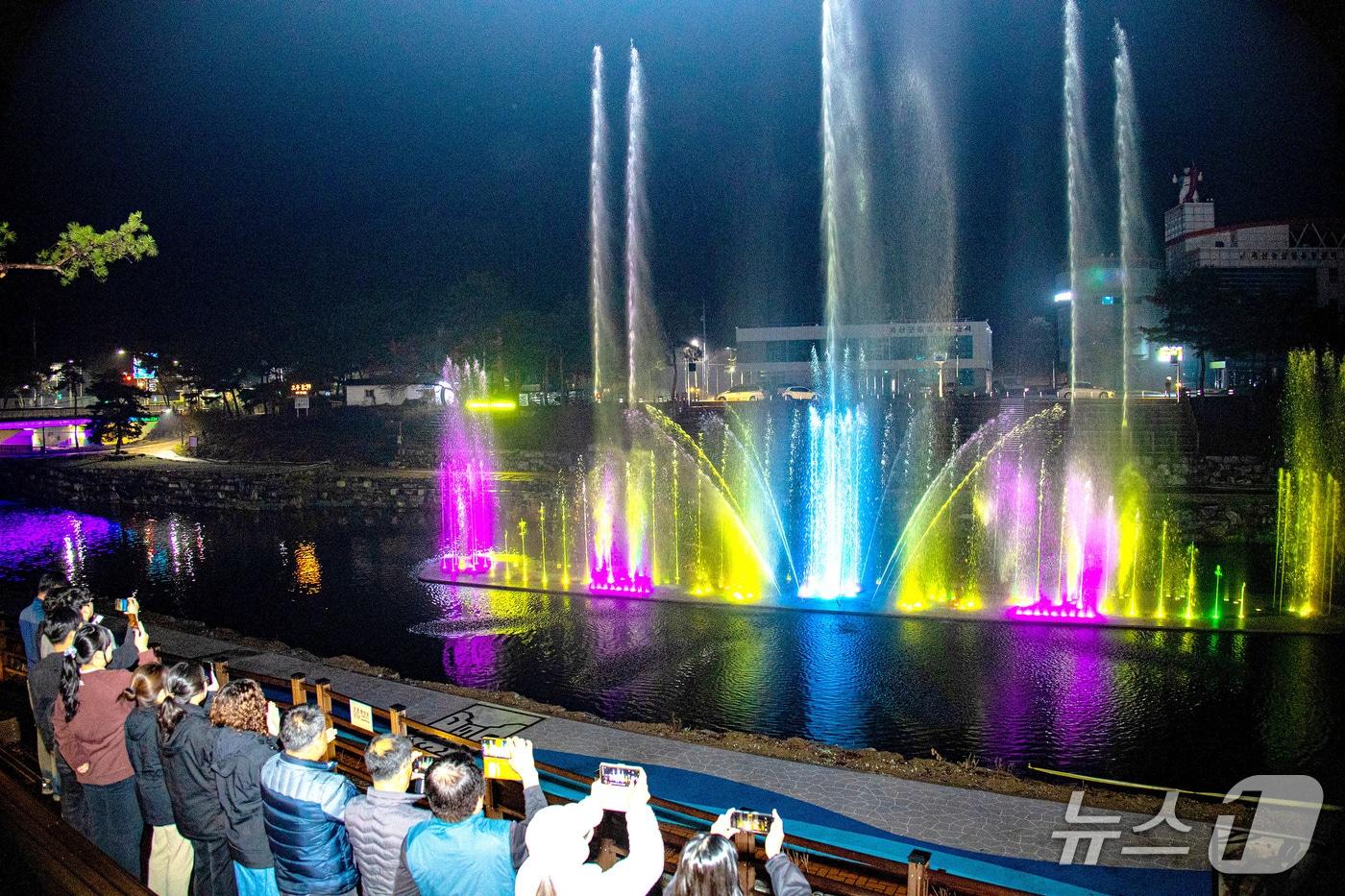 본문 이미지 - 괴산 동진천 음악분수(괴산군 제공. 재판매 및 DB금지)
