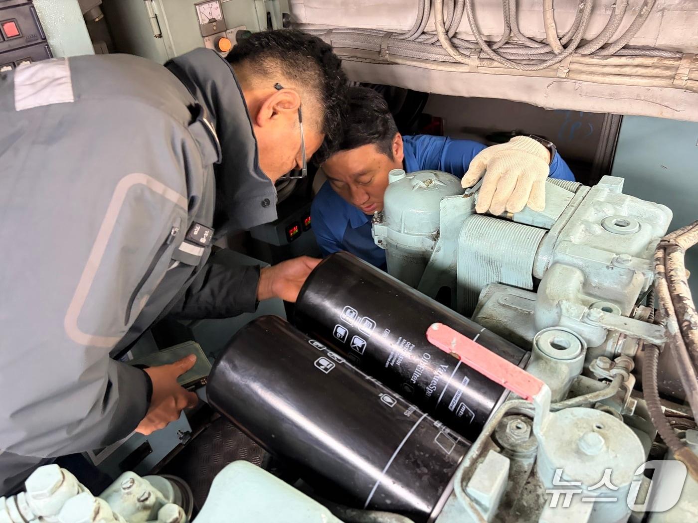 본문 이미지 - 해양경찰들이 경비함정 유류를 점검하는 모습.(울산해경 제공. 재판매 및 DB금지)/뉴스1